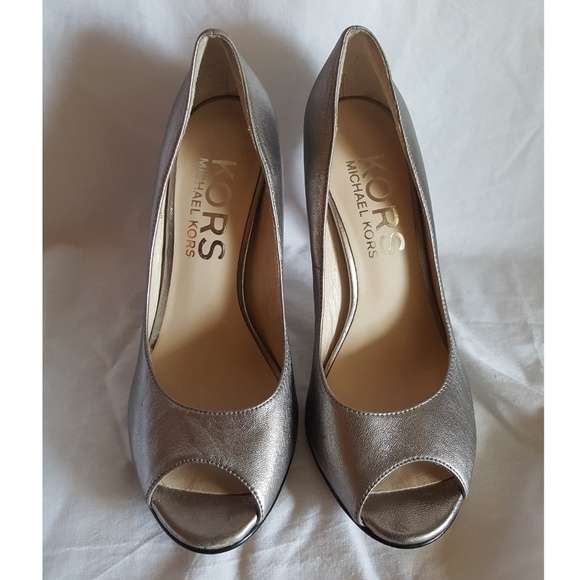 NEW MK silver leather peep toe pumps - Picture 2 of 9